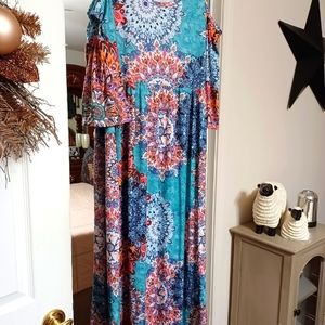 Beautiful maxi dress cold shoulders Beautiful designs and has pockets